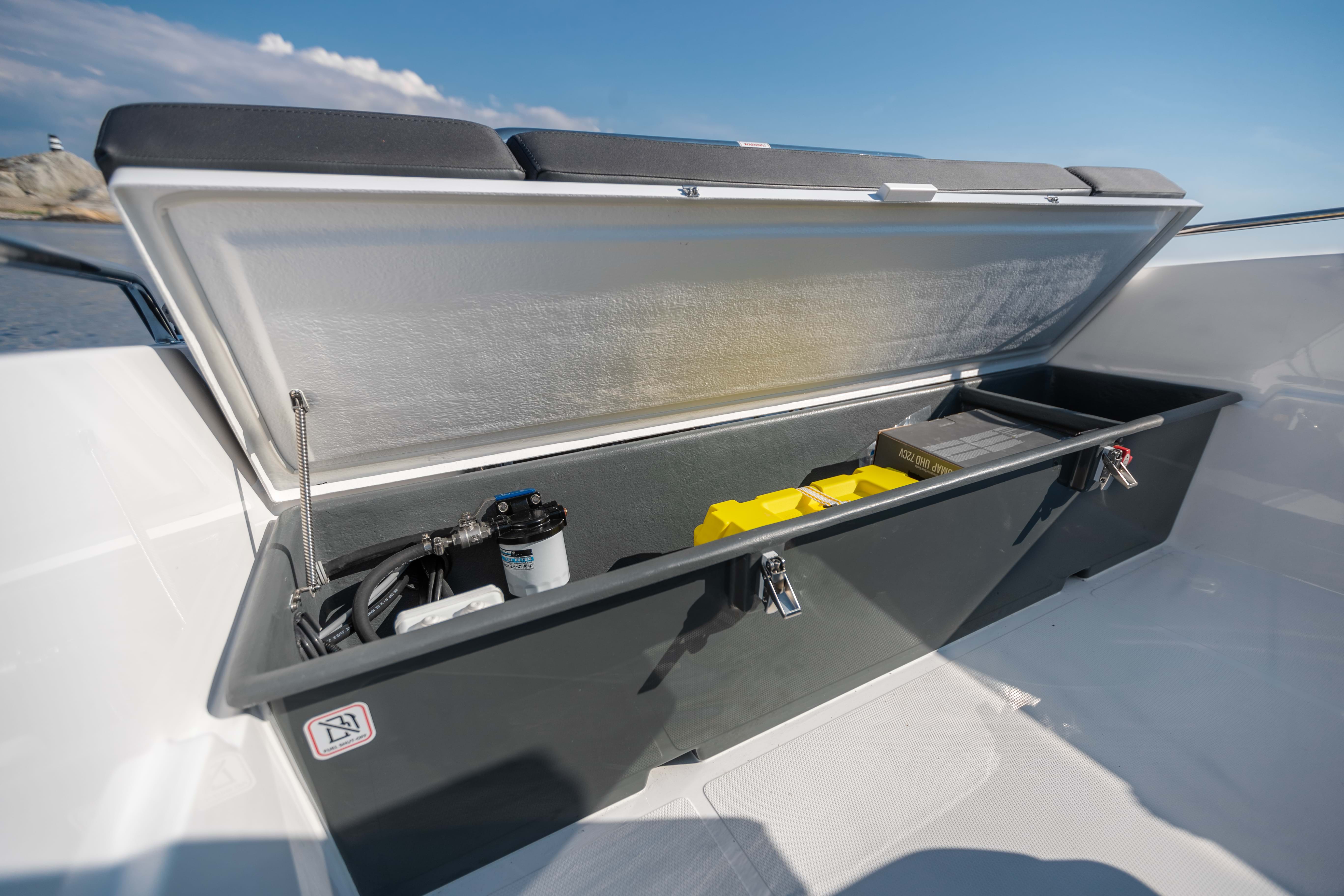 Sting 530S Details Aft Bench Open