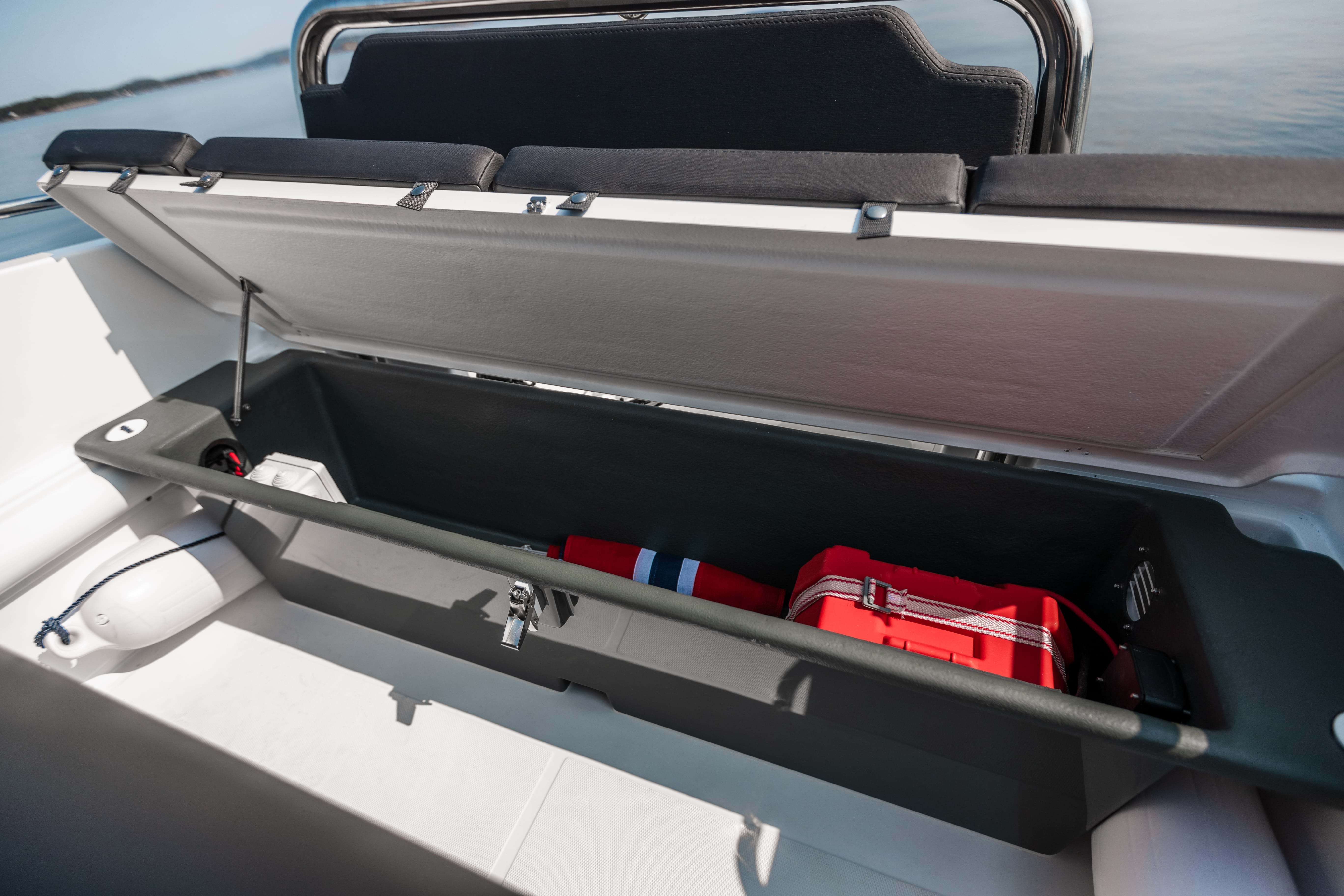 Sting 485S Aft Bench